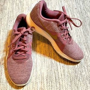 Women’s Nike Flex Trainer 8 AMP. “Plum dust” Mauve/Lavender, Gold Check. Size 7.